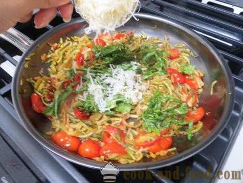 Courge spaghetti avec du fromage et des tomates