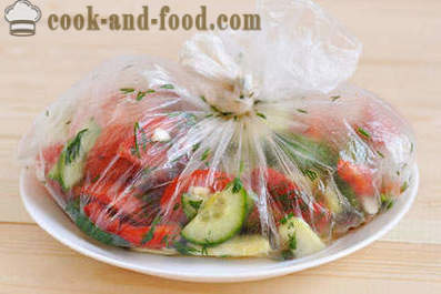 Salade de recette de concombres, de tomates et courgettes