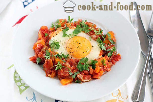 Une recette simple pour les œufs brouillés avec des légumes pour le petit déjeuner