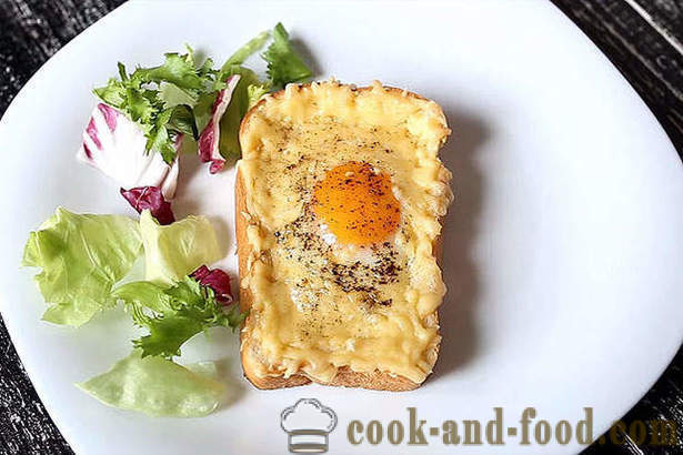 Sandwich chaud avec des œufs et du fromage dans le four pour le petit déjeuner