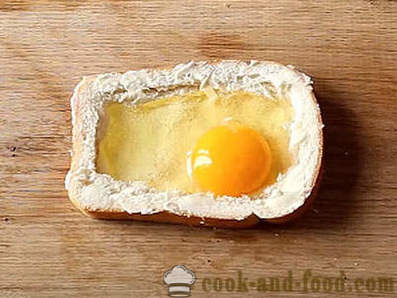 Sandwich chaud avec des œufs et du fromage dans le four pour le petit déjeuner