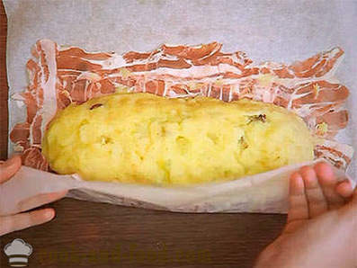 Gâteau de pommes de terre au lard avec des champignons et du fromage dans le four
