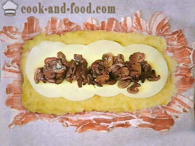 Gâteau de pommes de terre au lard avec des champignons et du fromage dans le four