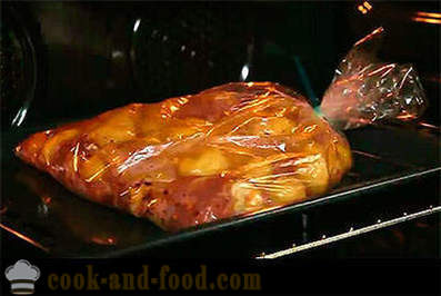 Cuisses de poulet cuit au four avec des pommes de terre dans le trou