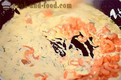 Pâtes fettucine aux crevettes dans une sauce crémeuse