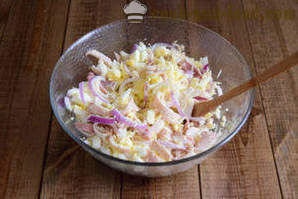 Salade de calmars avec du fromage et des oeufs