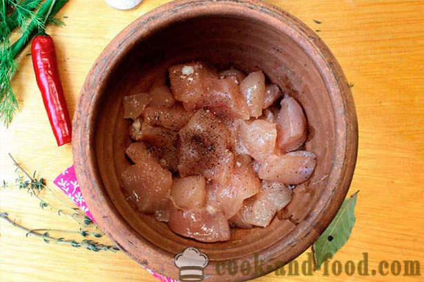 Pommes de terre cuites au four avec du poulet dans un pot
