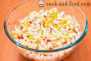 Salade de crabe avec du riz et du maïs