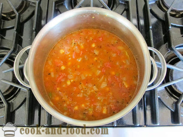 Soupe aux tomates avec des pois chiches et légumes