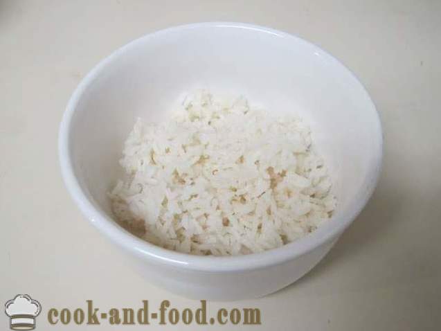 Soupe de riz avec du chou et de la viande hachée