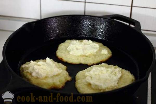 Crêpes de pommes de terre avec du fromage blanc