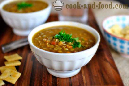 Le réchauffement de la soupe de lentilles aux légumes