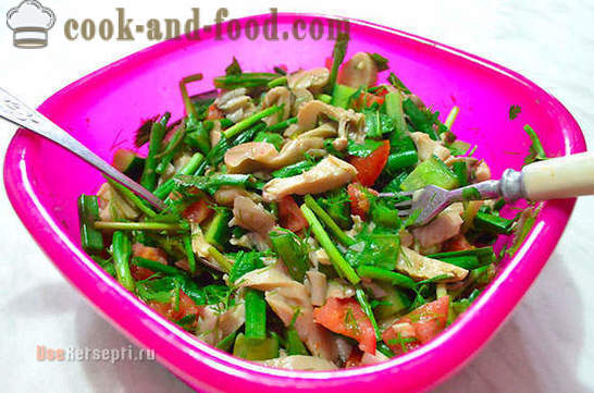 Salade de champignons avec des tomates et légumes verts