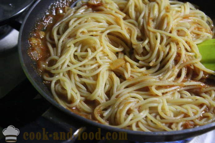 Spaghetti au thon en conserve dans une sauce à la crème de tomate - à la fois délicieux à cuisiner des spaghettis, étape par étape des photos de recettes