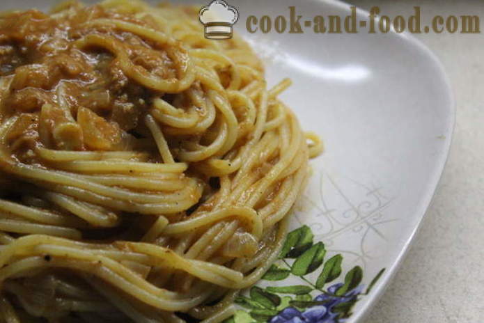 Spaghetti au thon en conserve dans une sauce à la crème de tomate - à la fois délicieux à cuisiner des spaghettis, étape par étape des photos de recettes