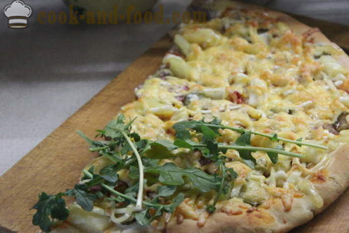 Pizza levure avec de la viande et du fromage à la maison - recette pas à pas photo-pizza avec la viande hachée dans le four
