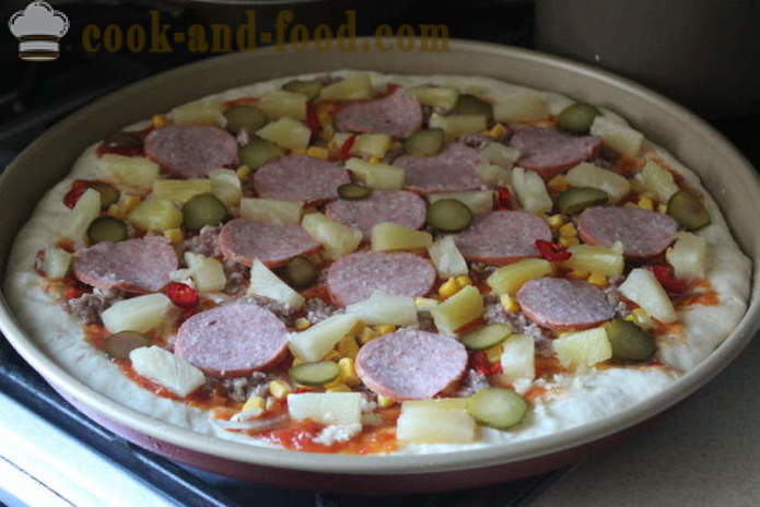 Pizza levure avec de la viande et du fromage à la maison - recette pas à pas photo-pizza avec la viande hachée dans le four