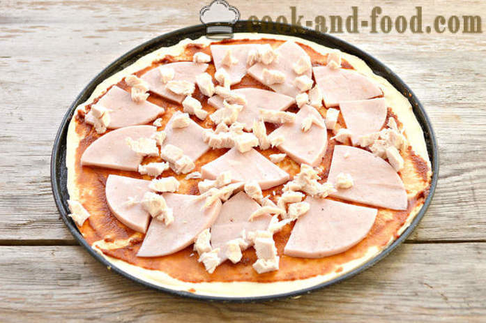 Pizza maison avec des saucisses de pâte sans levain - comment faire cuire une pâte feuilletée à pizza, avec une étape par étape des photos de recettes
