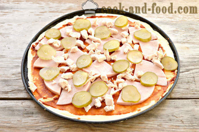 Pizza maison avec des saucisses de pâte sans levain - comment faire cuire une pâte feuilletée à pizza, avec une étape par étape des photos de recettes