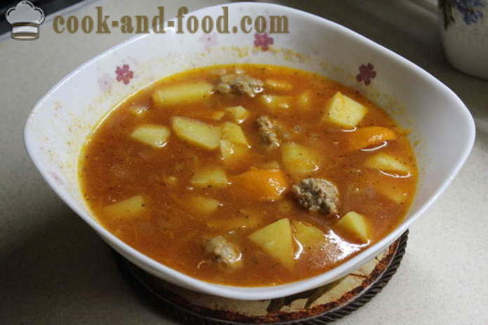 La soupe de pommes de terre avec boulettes de viande et la pâte de tomate - comment faire cuire la soupe aux tomates avec boulettes de viande, avec une étape par étape des photos de recettes