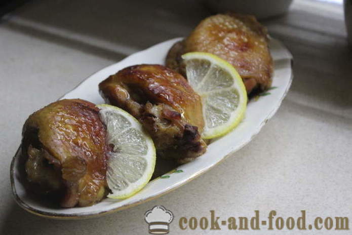 Cuisses de poulet cuit au four dans le manchon - comme un des cuisses de poulet cuit au four délicieux au four à la sauce de soja, une étape par étape des photos de recettes