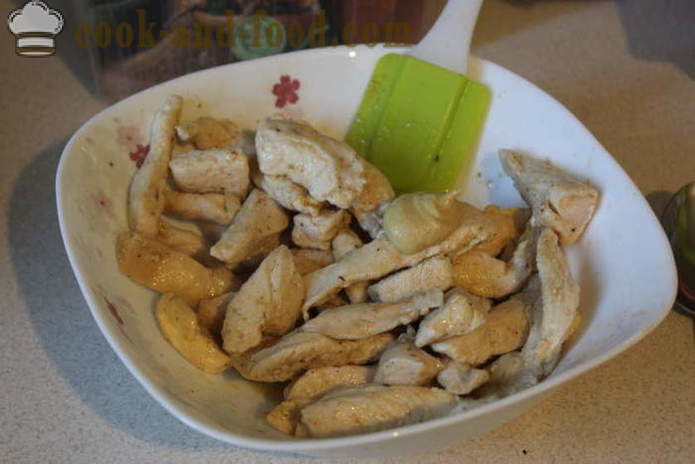 Stroganoff délicieux boeuf de poitrine de poulet à la crème sure et la moutarde - comment faire boeuf Strogonoff du poulet avec de la farine, une étape par étape des photos de recettes