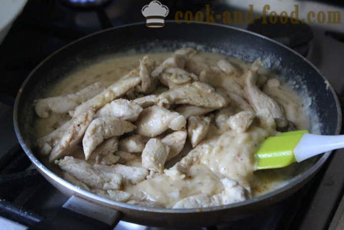 Stroganoff délicieux boeuf de poitrine de poulet à la crème sure et la moutarde - comment faire boeuf Strogonoff du poulet avec de la farine, une étape par étape des photos de recettes