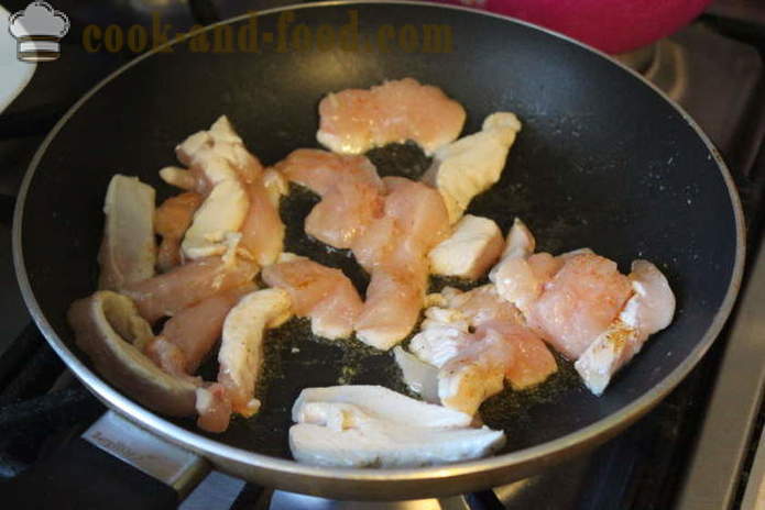 Stroganoff délicieux boeuf de poitrine de poulet à la crème sure et la moutarde - comment faire boeuf Strogonoff du poulet avec de la farine, une étape par étape des photos de recettes