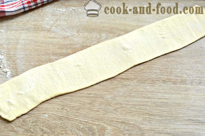 Pie Escargot de la pâte feuilletée fini - comme la cuisson d'un gâteau de couche, l'escargot avec du fromage et des saucisses, une étape par étape des photos de recettes