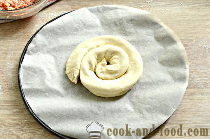 Pie Escargot de la pâte feuilletée fini - comme la cuisson d'un gâteau de couche, l'escargot avec du fromage et des saucisses, une étape par étape des photos de recettes