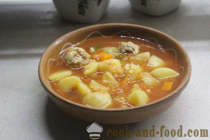 Simple soupe aux lentilles rouges avec des boulettes et tomate - comment cuire la soupe de lentilles rouges, étape recette pas à pas avec des photos