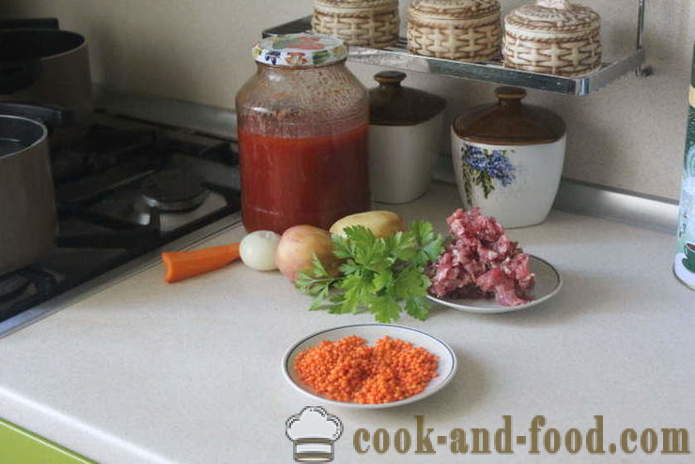Simple soupe aux lentilles rouges avec des boulettes et tomate - comment cuire la soupe de lentilles rouges, étape recette pas à pas avec des photos