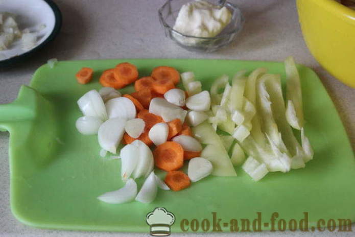 Les jeunes pommes de terre dans une casserole avec des saucisses et des légumes - comment faire cuire un rôti dans le four des jeunes pommes de terre, étape par étape des photos de recettes