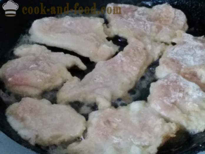 Délicieux côtelettes de poulet dans une poêle à frire - les deux délicieuses côtelettes de cuire les poitrines de poulet dans la pâte, avec une étape par étape des photos de recettes