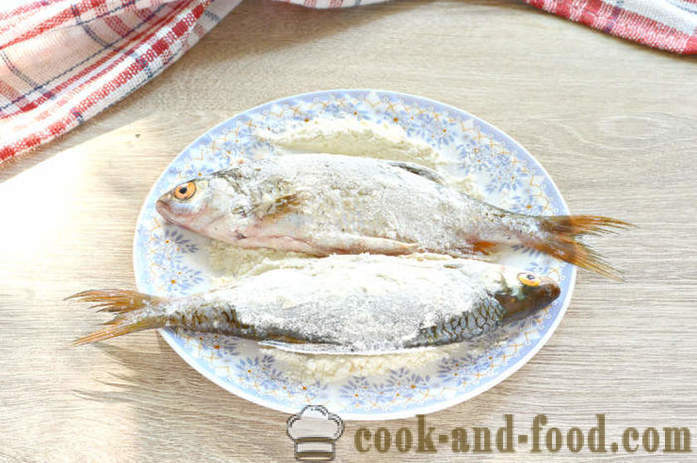 Les petits poissons de rivière grillés - comme les alevins de poissons de rivière dans une poêle à frire, une étape par étape des photos de recettes