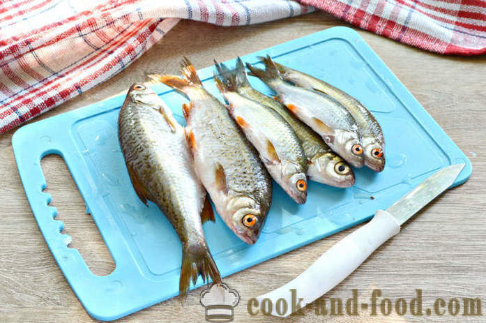 Les petits poissons de rivière grillés - comme les alevins de poissons de rivière dans une poêle à frire, une étape par étape des photos de recettes
