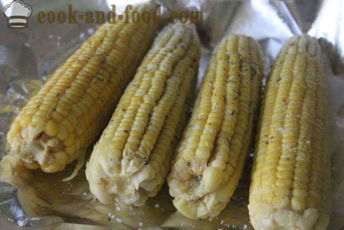 Le maïs cuit au four dans du papier - comment faire cuire le maïs en épi dans le four, avec une étape par étape des photos de recettes