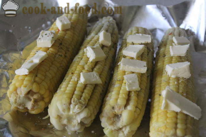 Le maïs cuit au four dans du papier - comment faire cuire le maïs en épi dans le four, avec une étape par étape des photos de recettes