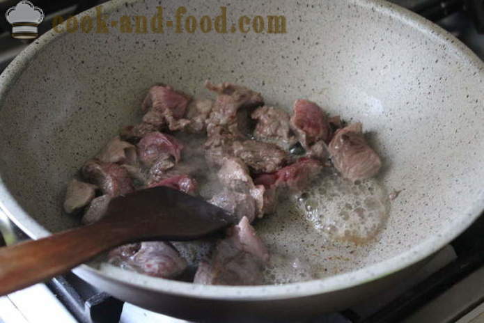 Ragoût de boeuf savoureux - à la fois délicieux pour cuire le ragoût de boeuf aux champignons, une étape par étape des photos de recettes