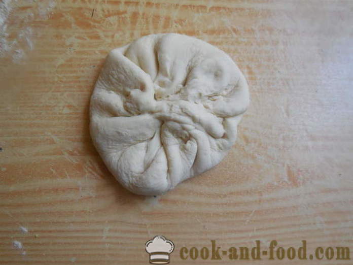 Gâteaux à l'oeuf et l'oignon dans une casserole - comment faire cuire des petits pains sans levain, étape par étape des photos de recettes