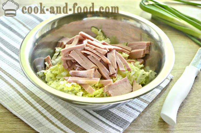 Mayonnaise Salade de chou chinois et saucisses - Comment préparer une salade avec du chou chinois avec oeuf, étape par étape des photos de recettes