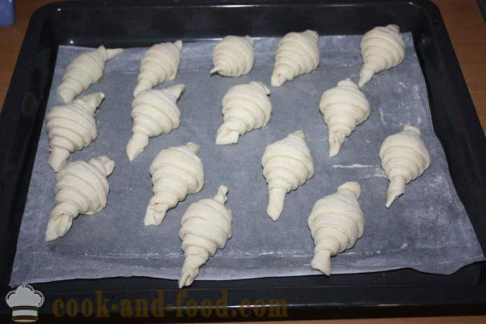 Croissants sans remplissage - comment faire la pâte à la levure croissants squameuse, une étape par étape des photos de recettes