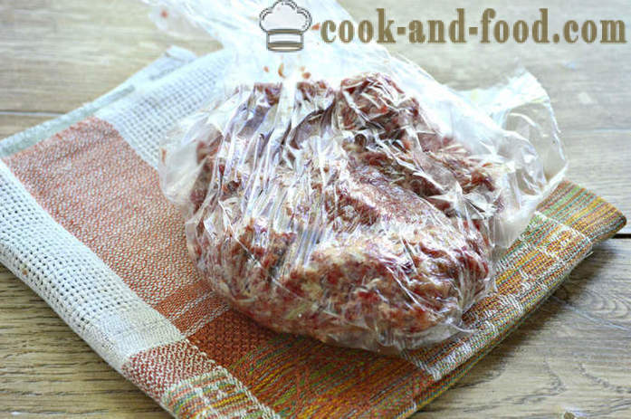 Galettes de viande juteuses avec des pommes de terre crues râpées - comment faire des hamburgers de boeuf haché avec des pommes de terre, étape par étape des photos de recettes