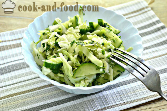 Salade de chou simple et le concombre avec du vinaigre - comment faire une délicieuse salade de chou frais et concombre avec une étape par étape des photos de recettes