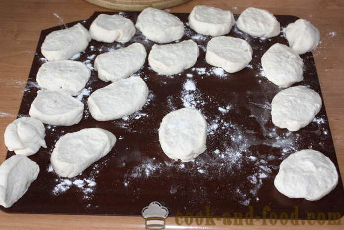 Beignets Lush sur levure farcies au fromage - comment faire des beignets avec la farce, une étape par étape des photos de recettes