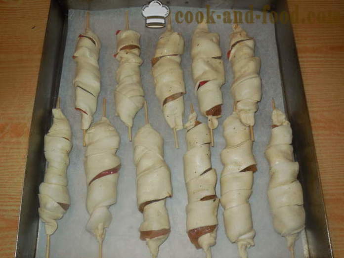 Poulet en pâte feuilletée au four sur des brochettes - comment faire cuire un poulet sur des brochettes, une étape par étape des photos de recettes