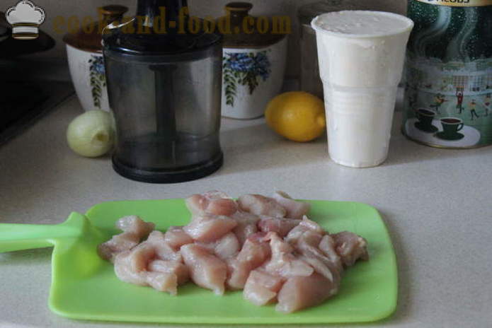 Boulettes de viande hachée de poulet avec du riz et de la sauce à la crème sure - comment faire cuire les boulettes de viande de poulet et de riz hachée, avec une étape par étape des photos de recettes