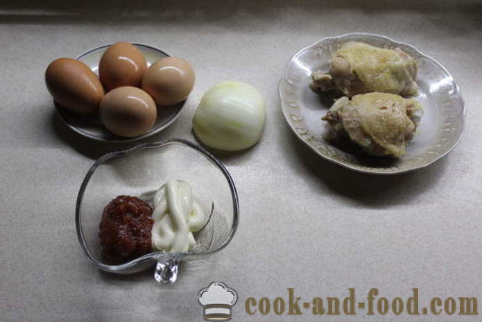 Salade en couches avec des oignons de poulet et au vinaigre - Comment préparer une salade avec des oignons au vinaigre et le poulet, avec une étape par étape des photos de recettes