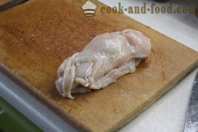 Rouleau de poulet cuit au four dans le four - comme rouleau de poulet cuit au four dans du papier, avec une étape par étape des photos de recette