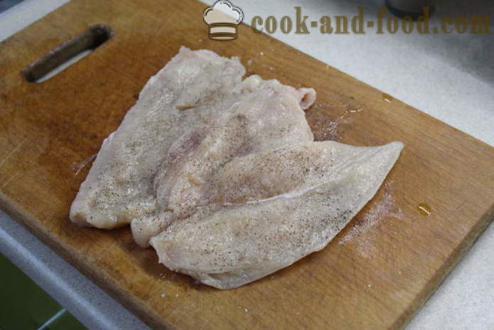 Rouleau de poulet cuit au four dans le four - comme rouleau de poulet cuit au four dans du papier, avec une étape par étape des photos de recette